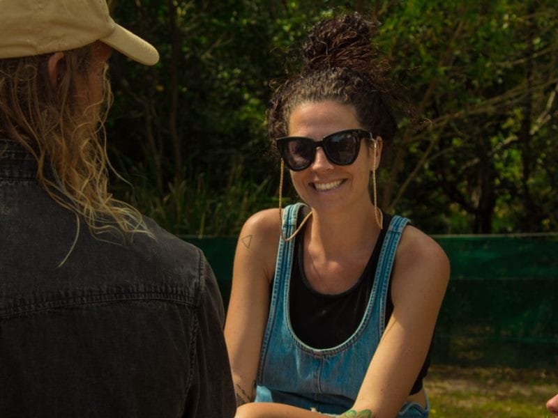 Ayuda en Australia Marta Caparrós sentada gafas de sol barbacoa Byron Bay